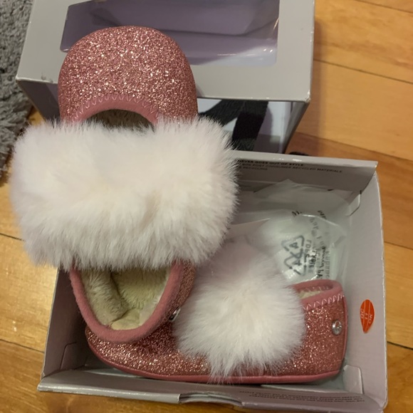 Baby ugg slippers - Picture 2 of 4